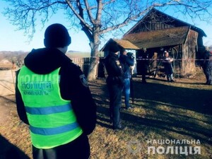 На Буковині чоловік зарубав сокирою дружину та задушив півторарічну доньку (фото, відео)