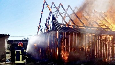 У Львівській області горіла будівля