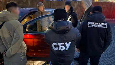 На Львівщині керівник комунального підприємства вимагав кошти від підприємця за купівлю відходів з полігону