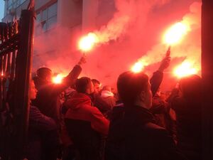 У Львові націоналісти підтримали обвинуваченого побратима фаєрами (ФОТО, ВІДЕО)