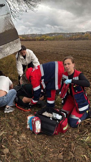 Фото: 103 Закарпаття. Медики надають екстрену допомогу постраждалому в аварії.