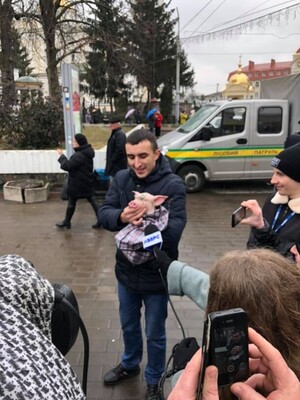 Волинянин, під час візиту Петра Порошенка на Волинь, хотів подарувати гаранту свиню (фото)