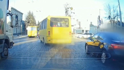 У Львові водій маршрутки з пасажирами в салоні проїхав на червоне світло світлофора (ВІДЕО)