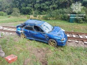 Біля Львова автомобіль вилетів на колію (фото, відео)