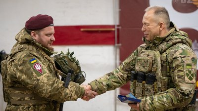 Сирський нагородив десантника з Львівщини, який своїми діями зірвав плани ворога на контрнаступ (ФОТО)