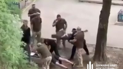 У Чернігові скандал через дії поліції і співробітників ТЦК: люди у формі підняли за ноги та вдарили об землю чоловіка (ВІДЕО)