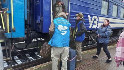 У Львові на залізничному вокзалі волонтер з Америки вісім місяців допомагає евакуйованим та збирає гуманітарну допомогу (ФОТО, ВІДЕО)