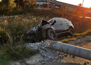 П’яний водій «BMW X5» поклав електроопору поблизу Рівного (ФОТО, ВІДЕО)