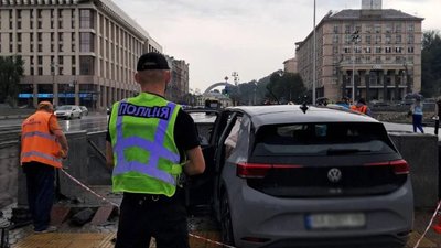 У Києві електромобіль в'їхав у підземний перехід