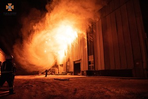 У Тернополі рятувальники ліквідовують масштабну пожежу на підприємстві (ФОТО, ВІДЕО)