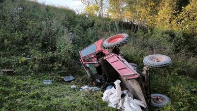 На Львівщині п’яний водій перекинув трактор: двоє людей травмовані