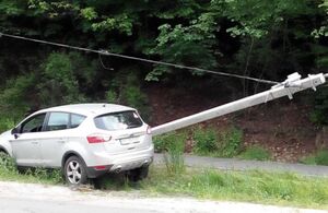 Навчальний автомобіль на виїзді зі Львова врізався у стовп (ФОТО)