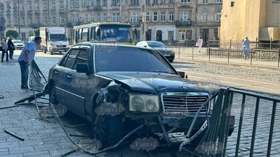 У Львові водій під наркотиками протаранив металевий паркан