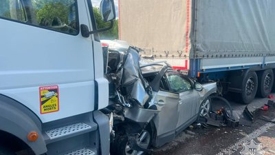 На Львівщині у ДТП легковик затисло між вантажівками