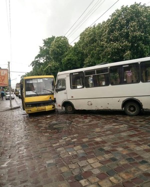 У Львові зіткнулися дві маршрутки: п’ятеро постраждалих (фото)