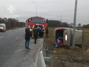 Повертався з чергування: на Львівщині рятувальник допоміг жінці з дітьми, які потрапили в ДТП 