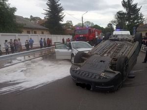 На Рівненщині, внаслідок ДТП, перекинувся автомобіль