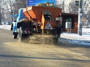 У Львові найдорожчою піскосумішшю посипають вулиці Франківського району