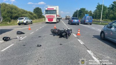 Біля Львова у ДТП потрапили автомобіль та мотоцикл (ФОТО)