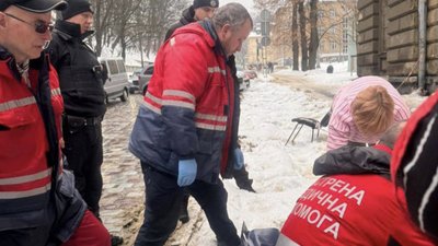 У Львові брила льоду впала на перехожого