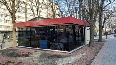 Суд зобов’язав знести незаконну скляну споруду у центрі Львова