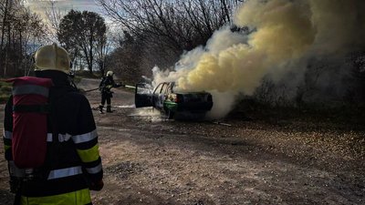 У місті на Львівщині вщент згорів припаркований на вулиці автомобіль (ФОТО)