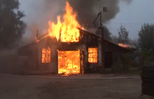 У Львові майже вщент згоріла господарська будівля (фото, відео)