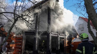 У Києві під час пожежі в приватному будинку постраждали матір із дитиною