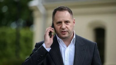 Після відставки Єрмака були звільнені всі його радники та помічники