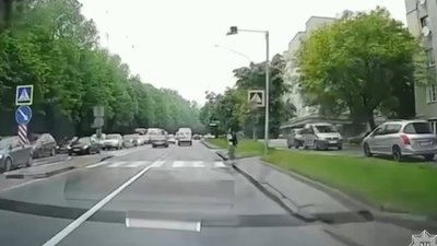Водійка Tesla ледь не збила пішохода у Львові: інцидент потрапив на відео
