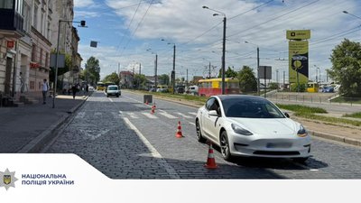 Водій автомобіля Tesla у Львові збив жінку (ФОТО)