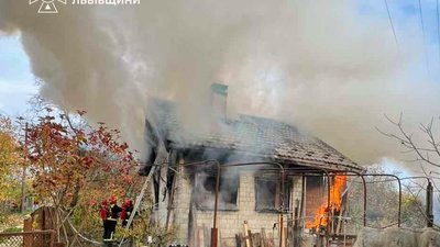 На Львівщині під час пожежі в будинку травмувалася жінка