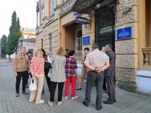 На Львівщині поліцейські затримали директорку ліцею і одягли кайданки на її сина