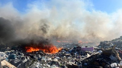 На Львівщині гасили масштабну пожежу на міському сміттєзвалищі