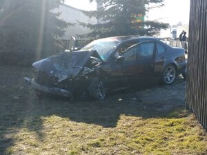 Біля Львова, внаслідок ДТП, автомобіль розтрощив огорожу (фото, відео)