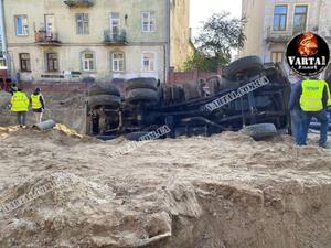 У Львові перекинулася вантажівка (ФОТО, ВІДЕО)