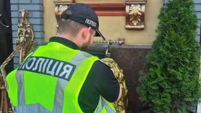 Біля ресторану в Києві знайшли куртку з гранатами