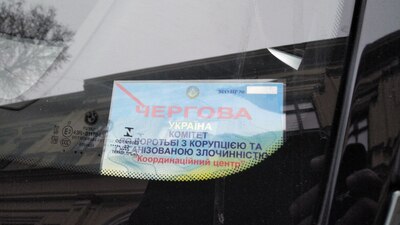 З’явилися світлини, як у Львові водії «маскують» свої автомобілі під спеціальний транспорт (ФОТО)