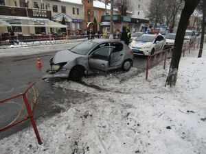 На Київщині 18-річна водійка на смерть збила жінку і травмувала військовослужбовця (ФОТО, ВІДЕО)