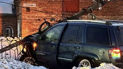 На Львівщині водій протаранив стовп