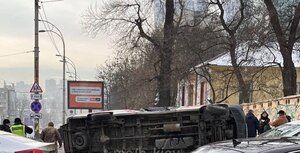 У Києві внаслідок ДТП перекинувся автомобіль дитячої «швидкої» (ФОТО, ВІДЕО)