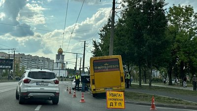 У Львові сталася автопригода за участі маршрутки