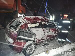 На Львівщині водій легковика зіткнувся з вантажівкою