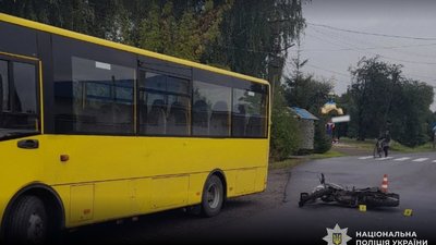 На Львівщині сталося зіткнення пасажирського автобуса з мотоциклом (ФОТО)