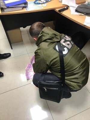 Десять тисяч грн хабара за "позачерговість": СБУ викрила на корупції одного з керівників держміграційної служби Чернівців (фото)