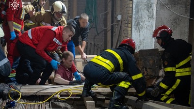 У центрі Києва на чоловіка впала півтонна стіна (ФОТО/ВІДЕО)