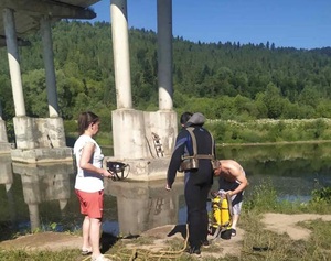 З водойми на Львівщині підняли тіло людини (фото)