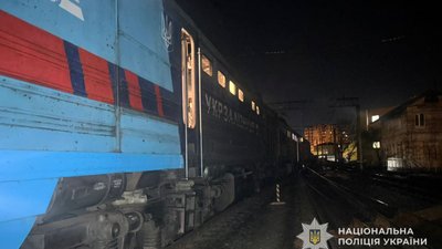 На залізничній станції у Тернополі потяг вагою понад 2000 тонн травмував неповнолітню дівчину