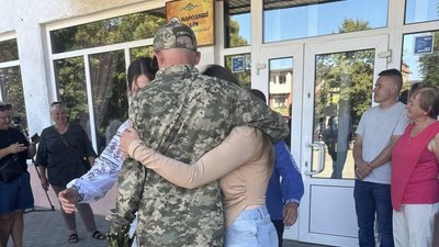 На Львівщині зустріли захисника Сергія Крощенка, який повернувся додому після ворожого полону