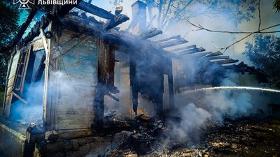 Через палаючий житловий будинок на Львівщині ледь не загорілися сусідні будівлі